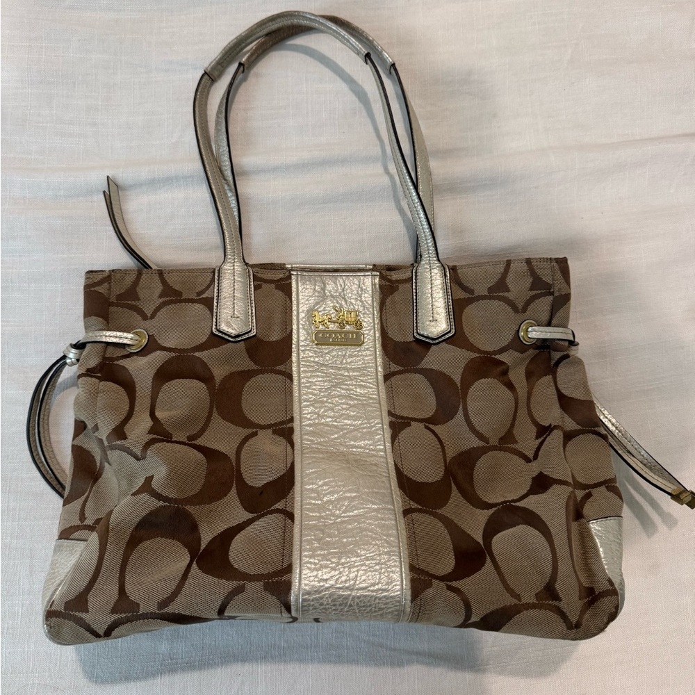 Coach shoulder tote! minimal wear and tear!